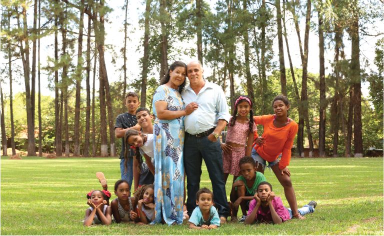 A história de amor de um homem, que com a ajuda da esposa, adotou mais de cem crianças carentes.