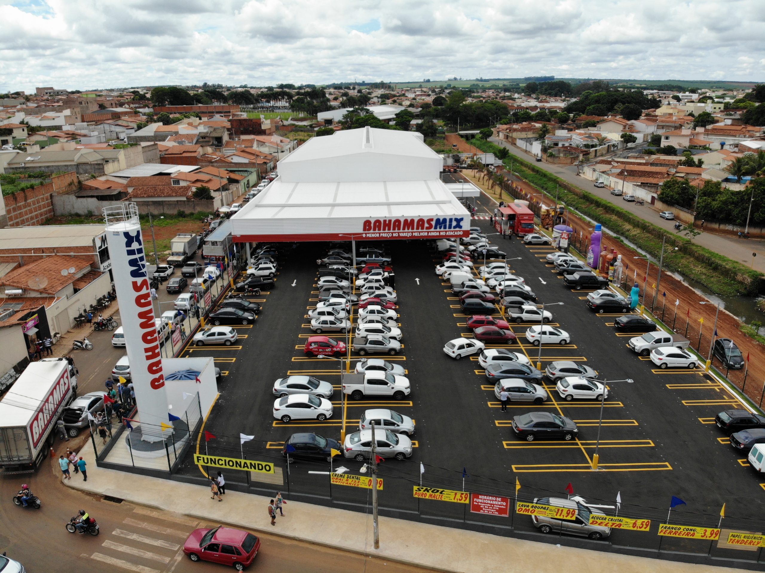 Grupo Bahamas inaugura loja em Monte Carmelo